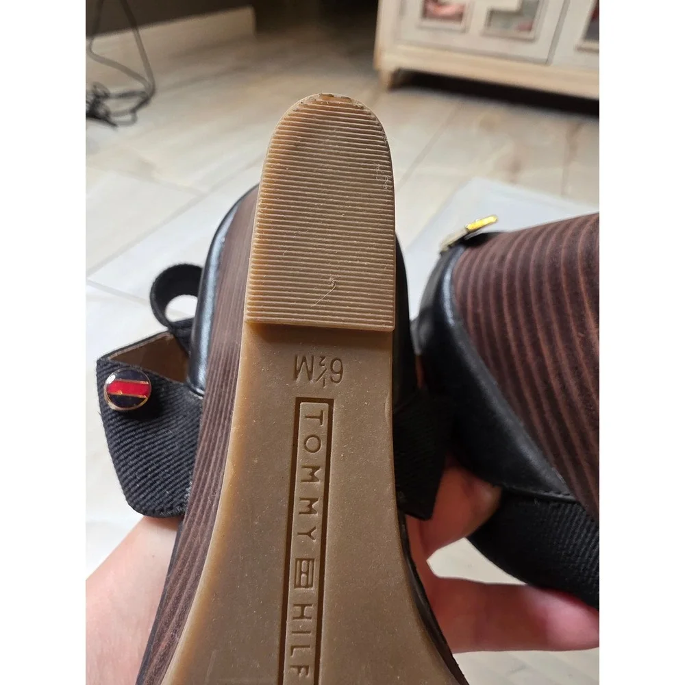 Tommy Hilfiger Black Leather Wedge Sandals Gold Footbed Elastic Straps Size 6.5M